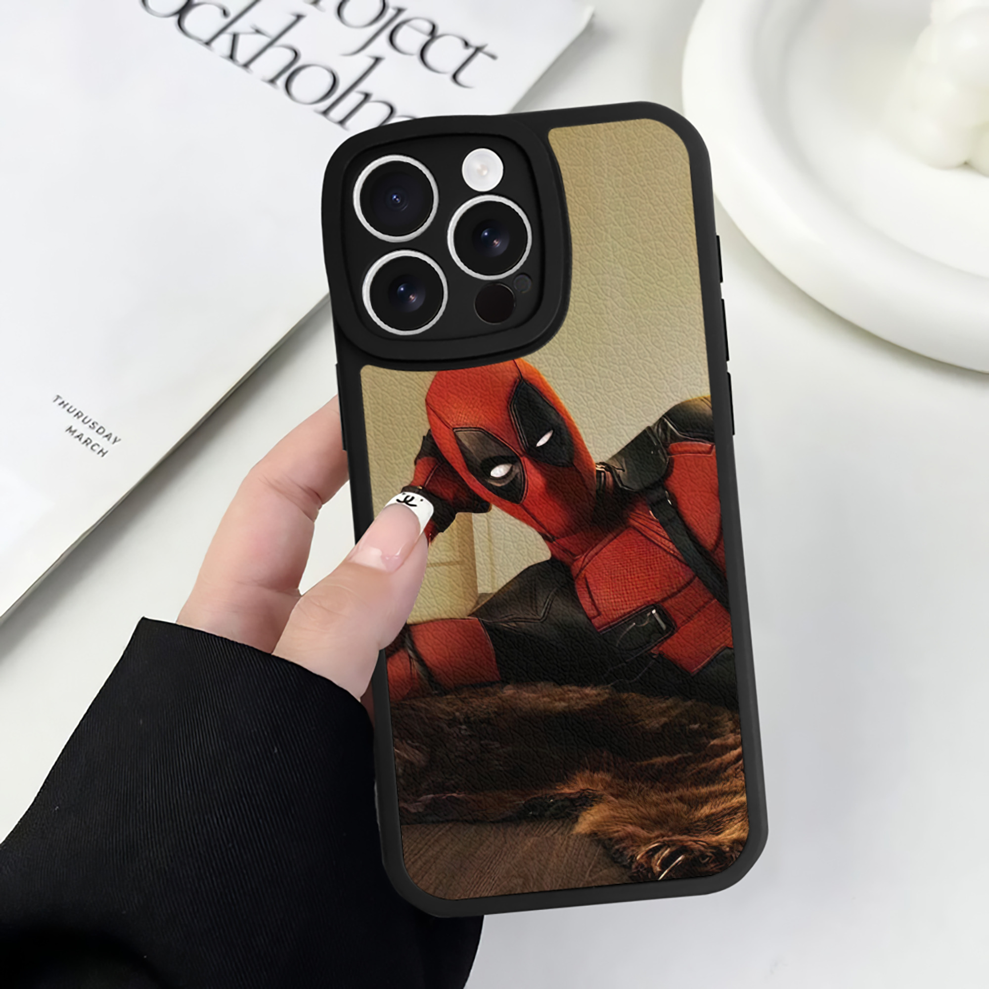 （画像用） Deadpool デッドプール 【iPhone 16シリーズ対応】シリコンスマホケース（レザー調） 材質：シリコン